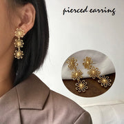 ピアス ロングピアス スタッドピアス レディース 女性 アクセサリー 耳飾り フラワー 花 揺れる チェーン ゆらゆら きらきら 上品 大ぶり 華やか おしゃれ きれいめ かわいい シンプル お出かけ お呼ばれ パーティ 金色