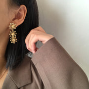 ピアス ロングピアス スタッドピアス レディース 女性 アクセサリー 耳飾り フラワー 花 揺れる チェーン ゆらゆら きらきら 上品 大ぶり 華やか おしゃれ きれいめ かわいい シンプル お出かけ お呼ばれ パーティ 金色