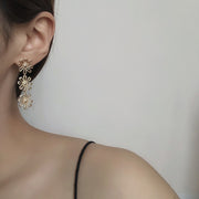 ピアス ロングピアス スタッドピアス レディース 女性 アクセサリー 耳飾り フラワー 花 揺れる チェーン ゆらゆら きらきら 上品 大ぶり 華やか おしゃれ きれいめ かわいい シンプル お出かけ お呼ばれ パーティ 金色
