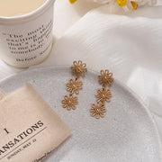 ピアス ロングピアス スタッドピアス レディース 女性 アクセサリー 耳飾り フラワー 花 揺れる チェーン ゆらゆら きらきら 上品 大ぶり 華やか おしゃれ きれいめ かわいい シンプル お出かけ お呼ばれ パーティ 金色