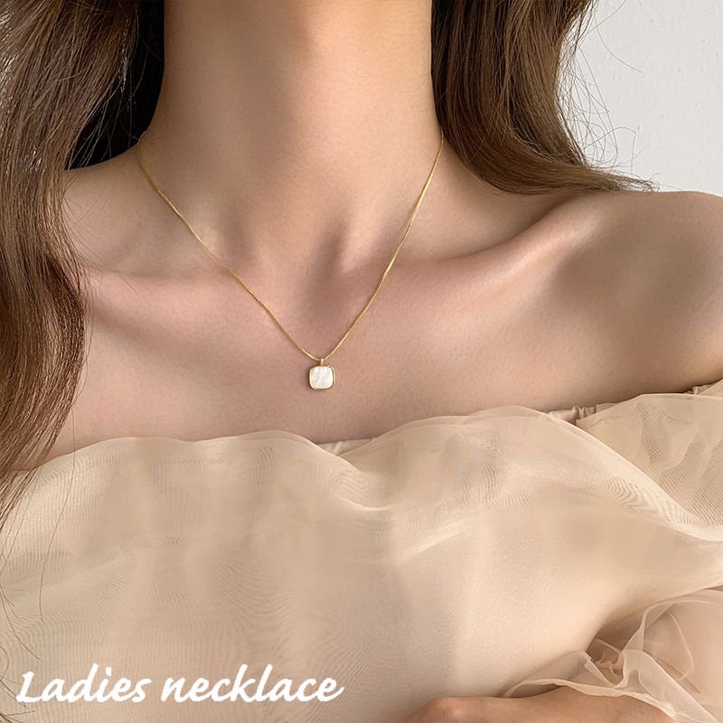 ネックレス レディース 女性用 アクセサリー 首飾り 貝殻風 四角 スクエア おしゃれ シンプル 上品 きれいめ 可愛い プレゼント 贈り物 ゴールドカラー