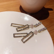 ピアス スタッドピアス レディース アクセサリー ロング 揺れる ぶら下がり 長方形 2連ダブル フェイクパール ラインストーン ビジュー 上品 エレガント きれいめ おしゃれ お洒落 キラキラ 普段使い デイリー お出かけ お呼ばれ 女性 婦人 大人 彼女 妻 友達 プレゼント ギフト 贈り物 誕生日 記念日 母の日 ホワイトデー クリスマス