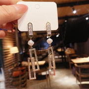ピアス スタッドピアス レディース アクセサリー ロング 揺れる ぶら下がり 長方形 2連ダブル フェイクパール ラインストーン ビジュー 上品 エレガント きれいめ おしゃれ お洒落 キラキラ 普段使い デイリー お出かけ お呼ばれ 女性 婦人 大人 彼女 妻 友達 プレゼント ギフト 贈り物 誕生日 記念日 母の日 ホワイトデー クリスマス