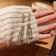 ピアス スタッドピアス レディース アクセサリー ロング 揺れる ぶら下がり 長方形 2連ダブル フェイクパール ラインストーン ビジュー 上品 エレガント きれいめ おしゃれ お洒落 キラキラ 普段使い デイリー お出かけ お呼ばれ 女性 婦人 大人 彼女 妻 友達 プレゼント ギフト 贈り物 誕生日 記念日 母の日 ホワイトデー クリスマス