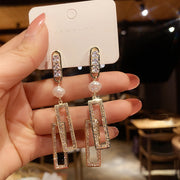 ピアス スタッドピアス レディース アクセサリー ロング 揺れる ぶら下がり 長方形 2連ダブル フェイクパール ラインストーン ビジュー 上品 エレガント きれいめ おしゃれ お洒落 キラキラ 普段使い デイリー お出かけ お呼ばれ 女性 婦人 大人 彼女 妻 友達 プレゼント ギフト 贈り物 誕生日 記念日 母の日 ホワイトデー クリスマス