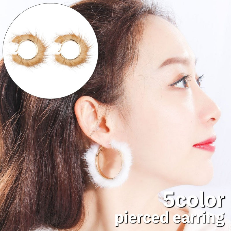 ピアス フープピアス リングピアス レディース 女性 アクセサリー フェイクファー ふわふわ かわいい お洒落 耳飾り ファッション小物 プレゼント ギフト