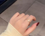指輪 リング フリーサイズ 単品 アクセサリー レディース オープンリング ゴールドカラー お花モチーフ フラワーモチーフ 華奢 シンプル 高見え 高級感  カジュアル 女性用 おしゃれ 贈り物 誕生日 ギフト 普段使い プレゼント ファッション小物 大人可愛い かわいい ナチュラル