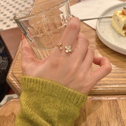 指輪 リング フリーサイズ 単品 アクセサリー レディース オープンリング ゴールドカラー お花モチーフ フラワーモチーフ 華奢 シンプル 高見え 高級感  カジュアル 女性用 おしゃれ 贈り物 誕生日 ギフト 普段使い プレゼント ファッション小物 大人可愛い かわいい ナチュラル