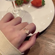 指輪 リング フリーサイズ 単品 アクセサリー レディース オープンリング ゴールドカラー お花モチーフ フラワーモチーフ 華奢 シンプル 高見え 高級感  カジュアル 女性用 おしゃれ 贈り物 誕生日 ギフト 普段使い プレゼント ファッション小物 大人可愛い かわいい ナチュラル