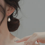 ピアス フックピアス レディース 女性 アクセサリー ティアドロップ しずく型 雫 シルバーカラー フェイクパール 揺れる かわいい おしゃれ 上品 きれいめ 大人女子 普段使い プレゼント ギフト