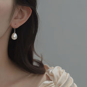ピアス フックピアス レディース 女性 アクセサリー ティアドロップ しずく型 雫 シルバーカラー フェイクパール 揺れる かわいい おしゃれ 上品 きれいめ 大人女子 普段使い プレゼント ギフト
