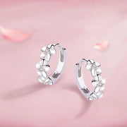 ピアス フープピアス レディース 女性 アクセサリー リング サークル 小ぶり フラワー お花 プルメリア ラインストーン シルバーカラー 上品 お洒落 大人可愛い お出かけ フォーマル パーティ 普段使い デイリー 耳飾り ファッション小物 婦人用 プレゼント ギフト