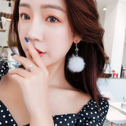 スタッドピアス レディース 女性用 アクセサリー ロングピアス ボンボン ポンポン フェイクファー ふわふわ もこもこ 揺れる ゆらゆら ラインストーン おしゃれ かわいい 大人女子 おでかけ 耳飾り ギフト プレゼント 贈り物 秋 冬