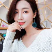 スタッドピアス レディース 女性用 アクセサリー ロングピアス ボンボン ポンポン フェイクファー ふわふわ もこもこ 揺れる ゆらゆら ラインストーン おしゃれ かわいい 大人女子 おでかけ 耳飾り ギフト プレゼント 贈り物 秋 冬