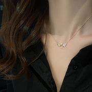 ネックレス レディース 女性 アクセサリー ラインストーン キラキラ 羽 可愛い おしゃれ 上品 大人女子 デート 記念日 誕生日 パーティー 2次会 贈り物 ギフト プレゼント お出かけ ファッション小物