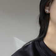 スタッドピアス キャッチピアス レディース アクセサリー 耳飾り フェイクパール ラインストーン シンプル 丸型 パール調 女性用 婦人用 上品 おしゃれ プレゼント 贈り物 ギフト 誕生日 記念日