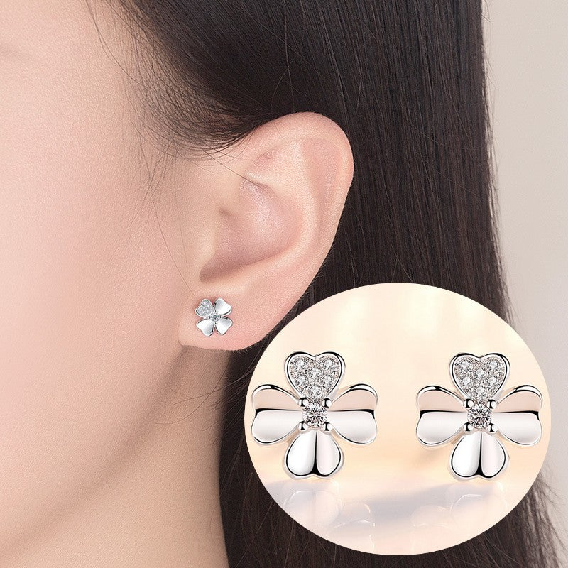 ピアス スタッドピアス レディース アクセサリー プレゼント 誕生日 シンプル 上品 小さめ ラインストーン クローバー 四葉 幸運 華奢 小ぶり ビジュー 宝石風 天然石風 シルバーカラー 普段使い お出かけ お呼ばれ かわいい 可愛い おしゃれ きれいめ 女性 彼女 妻 嫁 大人女子 婦人 ガールズ ギフト 贈り物 記念日 母の日