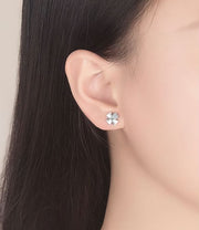 ピアス スタッドピアス レディース アクセサリー プレゼント 誕生日 シンプル 上品 小さめ ラインストーン クローバー 四葉 幸運 華奢 小ぶり ビジュー 宝石風 天然石風 シルバーカラー 普段使い お出かけ お呼ばれ かわいい 可愛い おしゃれ きれいめ 女性 彼女 妻 嫁 大人女子 婦人 ガールズ ギフト 贈り物 記念日 母の日