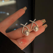 スタッドピアス レディース 女性 アクセサリー ファッション雑貨 大きめ クロス 交差 フェイクパール ホワイト ゴールドカラー シンプル 華やか かわいい エレガント フェミニン プレゼント ギフト