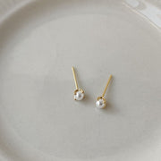 スタッドピアス レディース 女性用 アクセサリー 耳飾り フェイクパール 小ぶり おしゃれ 可愛い シンプル 上品 おでかけ オフィス プレゼント ギフト 贈り物 ゴールドカラー