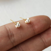 スタッドピアス レディース 女性用 アクセサリー 耳飾り フェイクパール 小ぶり おしゃれ 可愛い シンプル 上品 おでかけ オフィス プレゼント ギフト 贈り物 ゴールドカラー