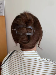 ヘアクリップ レディース 女性 婦人 大人 髪留め 髪飾り ヘアアクセサリー アクリル製 シンプル おしゃれ お洒落 まとめ髪 ヘアアレンジ お出かけシーン