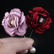 ブローチ ピンブローチ コサージュ レディース アクセサリー シルバーカラー フェイクパール 大粒 お花 フラワー 上品 高級感 高見え エレガント かわいい おしゃれ 大人可愛い お洒落 シンプル 女性 婦人用 プレゼント 贈り物 ギフト 誕生日 記念日 お出かけ 外出 お呼ばれ 結婚式 2次会 スーツ シャツ 帽子 襟元 ストール 入学式 卒業式 パーティー