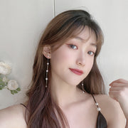 ピアス スタッドピアス 耳飾り アクセサリー レディース ゴールドカラー フェイクパール 5連 チェーン 綺麗 上品 可愛い おしゃれ 華奢 揺れる ゆらゆら さりげない ご褒美 普段使い パーティー セレモニー お呼ばれ 二次会 彼女 プレゼント ギフト 誕生日