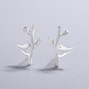 スタッドピアス 小鳥 鳥 キャッチピアス レディース 女性 ピアス シルバーカラー 小さめ 小さい 小ぶり アクセサリー プレゼント 贈り物 おしゃれ シンプル ナチュラル かわいい キュート カジュアル 枝 木 小枝