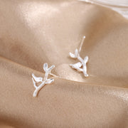 スタッドピアス 小鳥 鳥 キャッチピアス レディース 女性 ピアス シルバーカラー 小さめ 小さい 小ぶり アクセサリー プレゼント 贈り物 おしゃれ シンプル ナチュラル かわいい キュート カジュアル 枝 木 小枝