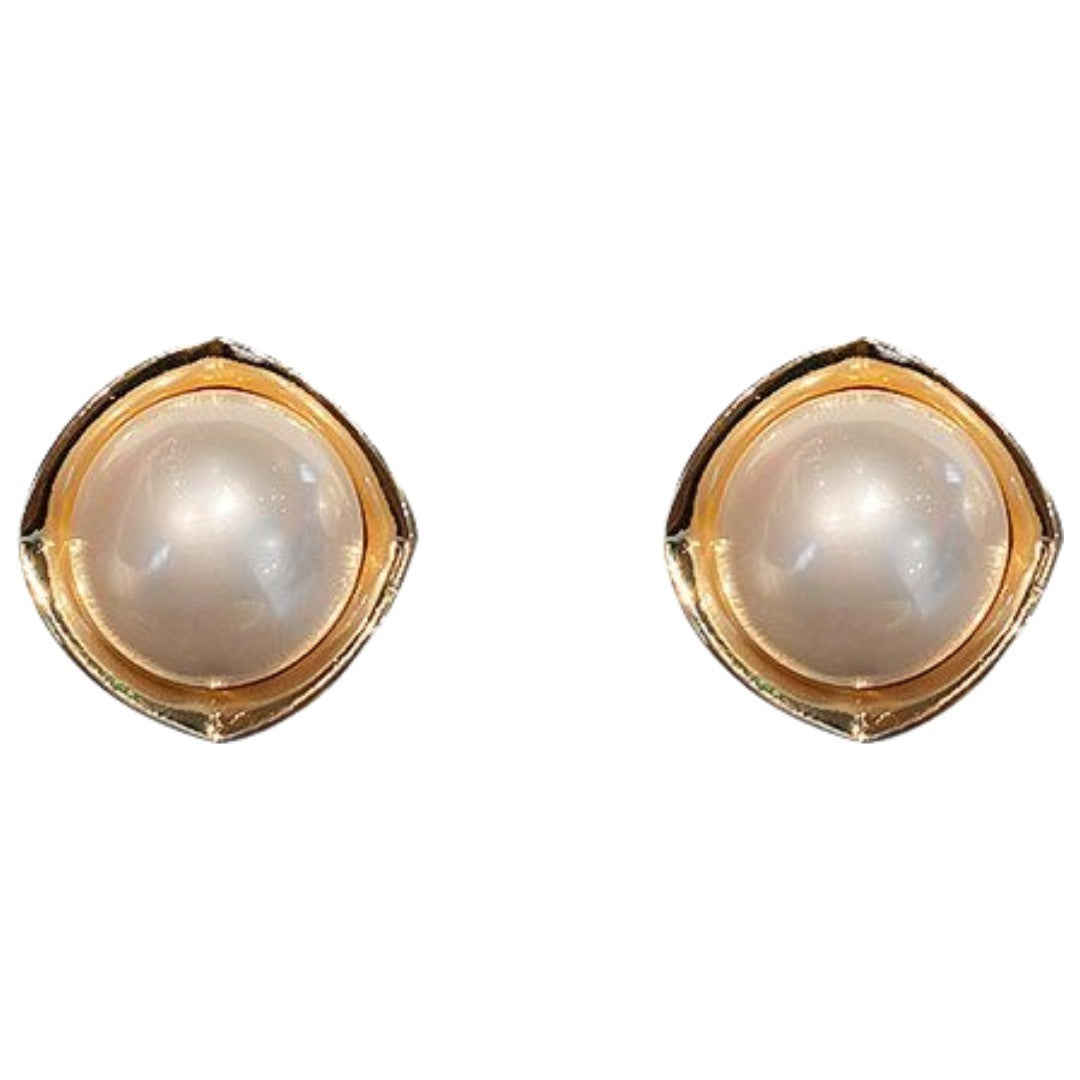 ピアス スタッドピアス レディース アクセサリー プレゼント 上品 大粒 大きめ 大ぶり フェイクパール ラウンド スクエア 台形 幾何学 図形 モチーフ おしゃれ お洒落 きれいめ 普段使い お出かけ お呼ばれ 女性 婦人 彼女 妻 嫁 恋人 友達 ギフト 贈り物 誕生日 記念日 母の日 ホワイトデー