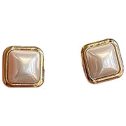 ピアス スタッドピアス レディース アクセサリー プレゼント 上品 大粒 大きめ 大ぶり フェイクパール ラウンド スクエア 台形 幾何学 図形 モチーフ おしゃれ お洒落 きれいめ 普段使い お出かけ お呼ばれ 女性 婦人 彼女 妻 嫁 恋人 友達 ギフト 贈り物 誕生日 記念日 母の日 ホワイトデー