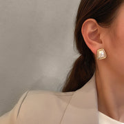 ピアス スタッドピアス レディース アクセサリー プレゼント 上品 大粒 大きめ 大ぶり フェイクパール ラウンド スクエア 台形 幾何学 図形 モチーフ おしゃれ お洒落 きれいめ 普段使い お出かけ お呼ばれ 女性 婦人 彼女 妻 嫁 恋人 友達 ギフト 贈り物 誕生日 記念日 母の日 ホワイトデー