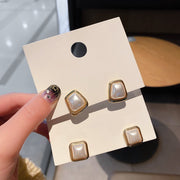 ピアス スタッドピアス レディース アクセサリー プレゼント 上品 大粒 大きめ 大ぶり フェイクパール ラウンド スクエア 台形 幾何学 図形 モチーフ おしゃれ お洒落 きれいめ 普段使い お出かけ お呼ばれ 女性 婦人 彼女 妻 嫁 恋人 友達 ギフト 贈り物 誕生日 記念日 母の日 ホワイトデー