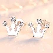 スタッドピアス 両耳用 ポストピアス アクセサリー 王冠 クラウン レディース ラインストーン 女性 シルバーカラー かわいい シンプル 小さめ クリア キラキラ きれいめ 上品 清楚 プレゼント ギフト 贈り物 記念日 婦人用