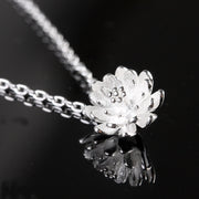 ペンダントトップ ペンダントヘッド ネックレスチャーム レディース 女性 アクセサリー 花 フラワー ジュエリー ファッション小物 おしゃれ シンプル きらきら かわいい 上品 きれいめ ギフト プレゼント 記念日 お祝い 銀色 黄