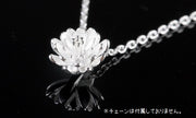 ペンダントトップ ペンダントヘッド ネックレスチャーム レディース 女性 アクセサリー 花 フラワー ジュエリー ファッション小物 おしゃれ シンプル きらきら かわいい 上品 きれいめ ギフト プレゼント 記念日 お祝い 銀色 黄