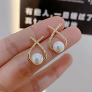 スタッドピアス レディース 女性用 アクセサリー 耳飾り ラインストーン フェイクパール クロス キラキラ おしゃれ 上品 エレガント 綺麗 華やか 可愛い おでかけ ギフト プレゼント 贈り物 ゴールドカラー