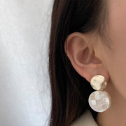 ピアス スタッドピアス レディース 女性 アクセサリー 耳飾り 両耳用 サークル 丸 ラウンド 格子柄 チェック 揺れる ゆらゆら 光沢感 大ぶり シンプル ナチュラル キュート かわいい おしゃれ きれいめ プレゼント ギフト お出かけ パーティ お呼ばれ 青 ベージュ 茶