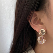 ピアス スタッドピアス レディース 女性 アクセサリー 耳飾り 両耳用 サークル 丸 ラウンド 格子柄 チェック 揺れる ゆらゆら 光沢感 大ぶり シンプル ナチュラル キュート かわいい おしゃれ きれいめ プレゼント ギフト お出かけ パーティ お呼ばれ 青 ベージュ 茶