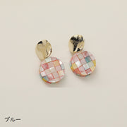 ピアス スタッドピアス レディース 女性 アクセサリー 耳飾り 両耳用 サークル 丸 ラウンド 格子柄 チェック 揺れる ゆらゆら 光沢感 大ぶり シンプル ナチュラル キュート かわいい おしゃれ きれいめ プレゼント ギフト お出かけ パーティ お呼ばれ 青 ベージュ 茶