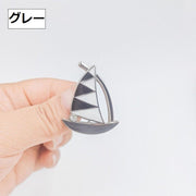 ブローチ アクセサリー ヨット 帆船 レディース ラインストーン キラキラ ワンポイント 胸元 襟元 おしゃれ かわいい ギフト プレゼント 贈り物 女性用 メンズ 男性用 ユニセックス 男女兼用