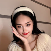 カチューシャ レディース 女性 ヘアアクセサリー ファッション雑貨 布張り 無地 オフホワイト ブラック ブラウン カーキ シンプル カジュアル シック フェミニン ガーリー かわいい キュート ライトフォーマル