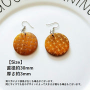 フックピアス アクセサリー レディース 女性用 ファッション小物 ラウンド型 丸型 サークル 木製 ウッドアクセサリー 編み込み風デザイン おしゃれ かわいい ナチュラルテイスト 揺れる ゆらゆら プレゼント ギフト 誕生日 記念日