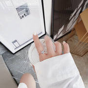 指輪 オープンリング レディース 女性 アクセサリー ラインストーン キラキラ フラワー お花 フリーサイズ 可愛い おしゃれ 上品 大人女子 デート 記念日 誕生日 パーティー 2次会 贈り物 ギフト プレゼント お出かけ ファッション小物