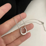 ネックレス レディース 女性用 アクセサリー 馬てい 馬蹄 蹄鉄型 ホースシュー おしゃれ かわいい シンプル カジュアル デイリー お出かけ 普段使い ギフト プレゼント 贈り物