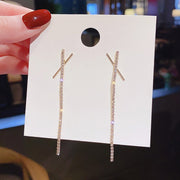 ピアス スタッドピアス 両耳用 レディース 女性 アクセサリー 耳飾り ロングピアス 揺れる ラインストーン クロス シンプル かわいい 上品 華奢 キュート ガーリー 定番 おしゃれ プレゼント ギフト 記念日 フォーマル パーティ お出かけ 金色