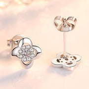 ピアス スタッドピアス 耳飾り 両耳用 レディース 女性 アクセサリー 花 フラワー ラインストーン ファッション小物 キャッチ付き おしゃれ シンプル 上品 かわいい きれいめ キュート キラキラ ギフト プレゼント 記念日 お祝い パーティ 誕生日 シルバー