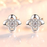 ピアス スタッドピアス 耳飾り 両耳用 レディース 女性 アクセサリー 花 フラワー ラインストーン ファッション小物 キャッチ付き おしゃれ シンプル 上品 かわいい きれいめ キュート キラキラ ギフト プレゼント 記念日 お祝い パーティ 誕生日 シルバー