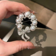 ブローチ サークル型ブローチ レディース パール調 胸飾り リボン ラインストーン フォーマル カーディガン スーツ 結婚式 華やか 卒業式 入学式 きれい フェイクパール キラキラ おしゃれ 大人可愛い 贈り物 プレゼント ファッション小物